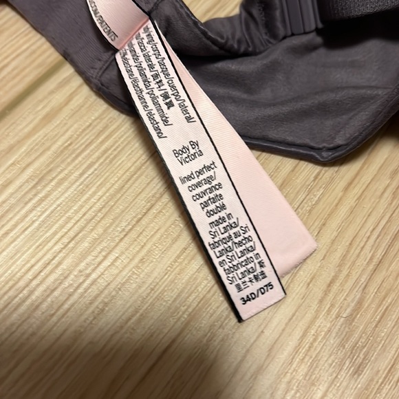 Victoria’s Secret Body by Victoria lined perfect coverage 34D - Picture 3 of 3